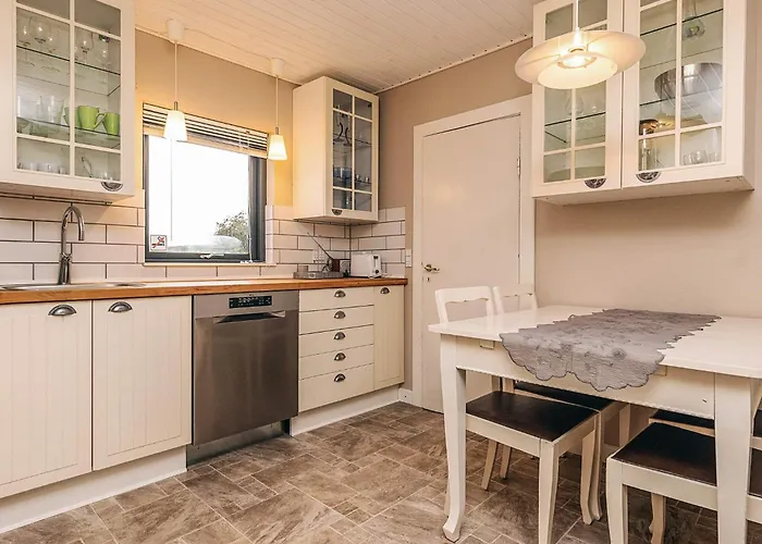 6 Person In Horslunde