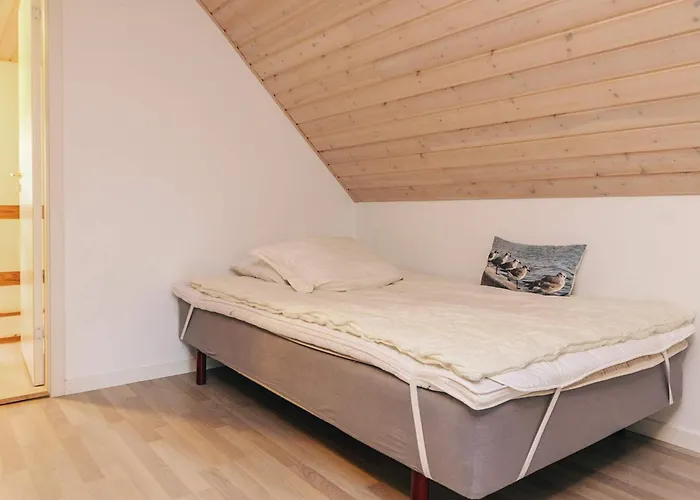 6 Person In Horslunde